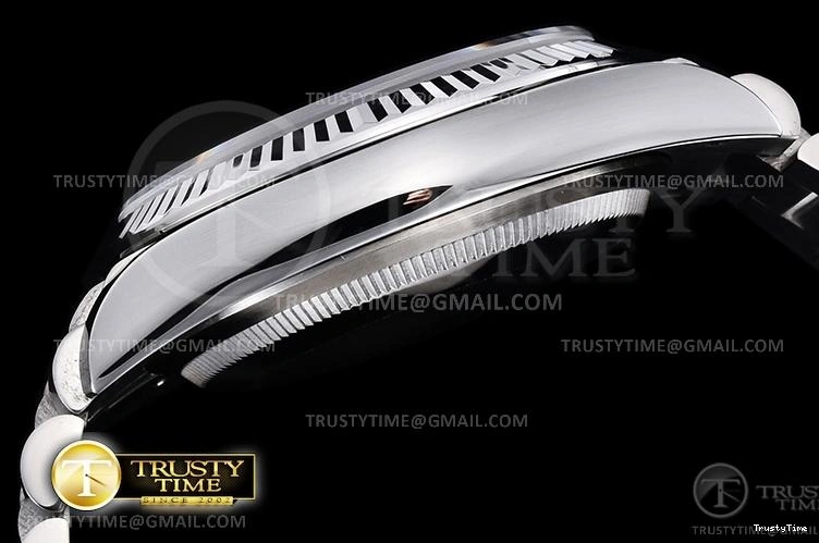 1019 RDD0224F – DayDate 36mm Vibrant 705